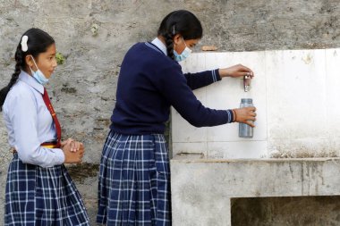 Ortaokul. Kızlar okulu içme suyu. Nepal. 