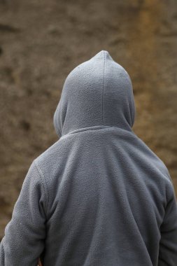 Bir sokak çocuğunun arka görüntüsü. Nepal. 