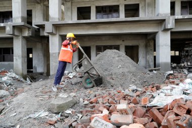 İnşaat alanı. Yeni hastane. İşçi işte. Nepal. 