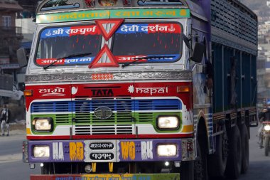 Sokaktaki Tata otobüsü. Nepal. 