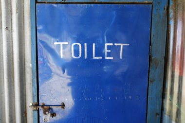 Tuvalet tabelası. Oluklu galvanize demir ev. Nepal. 