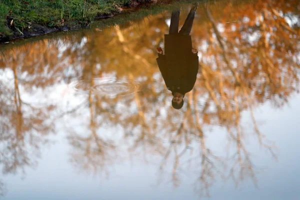 Spiegelbild Einer Frau Einem See Herbst — Stockfoto