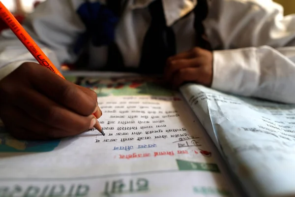 Escola Primária Nepal Menina Com Lápis Nepal — Fotografia de Stock