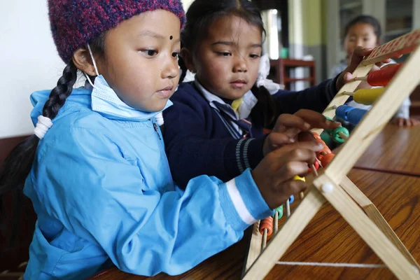 Начальная Школа Ученики Учатся Рассчитывать Счеты Колесница Непал — стоковое фото