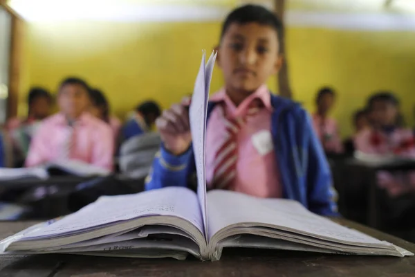 Escola Primária Rapaz Com Livro Conceito Educação Vida Escolar Nepal — Fotografia de Stock