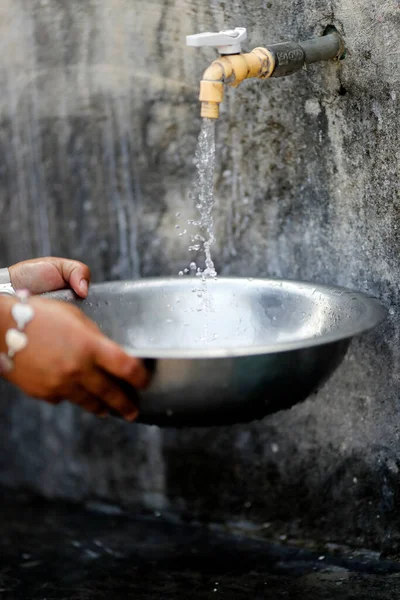 Lkokul Öğle Yemeğinden Sonra Lavaboda Bulaşık Yıkayacağım Nepal — Stok fotoğraf