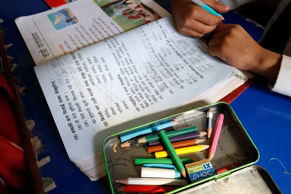 Escola Primária Sala Aula Aluno Escrevendo Caderno Close Conceito Educação — Fotografia de Stock