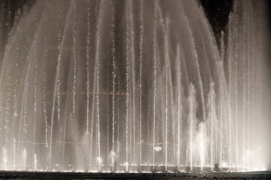 Geceleri Dubai alışveriş merkezinin çeşme gösterisi. Dubai 'de. Birleşik Arap Emirlikleri.