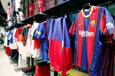 Dubai Alışveriş Merkezi, dünyanın en büyük alışveriş merkezi. Burç Halife kompleksinin bir parçası olan 1200 dükkânı var. Nike spor giyim mağazası. Futbol tişörtleri. Dubai 'de. Birleşik Arap Emirlikleri.