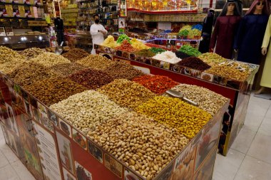 Arap fındığı, tohum ve kurutulmuş meyve Deira 'daki bir baharat çarşısında sergileniyor. Dubai 'de. Birleşik Arap Emirlikleri.