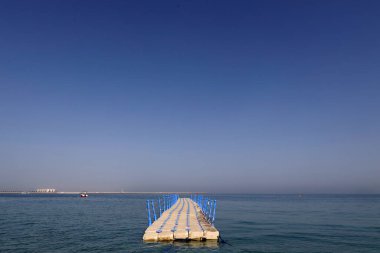 Plastik duba denizde yüzüyor. Al Hamra Sahili, Arap Körfezi, Ras Al Khaimah. Birleşik Arap Emirlikleri.