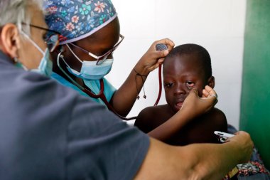 Afrika hastanesi. Pediyatri ünitesi. Fransız STK Umut Zinciri 'ne tıbbi danışmanlık. Benin.. 