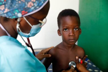 Afrika hastanesi. Pediyatri ünitesi. Tıbbi danışmanlık. Benin.. 