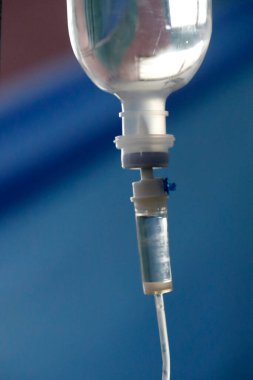 Afrika hastanesi. Pediyatri koğuşu. Damla ve damlatma odası, yakın plan. Damardan damlıyor. Benin.. 