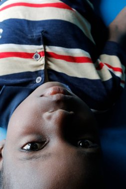 Genç Afrikalı çocuk. Portre. Benin.. 