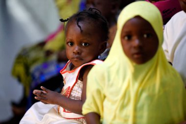 Afrika hastanesi. Bekleme odası. Genç bir kız. Portre. Benin.. 