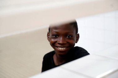 Afrikalı çocuk gülümsüyor. Portre. Benin.. 