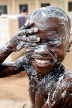 Delikanlı dışarıda duş alıyor. Benin.. 