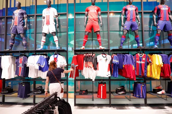 Dubai Alışveriş Merkezi, dünyanın en büyük alışveriş merkezi. Burç Halife kompleksinin bir parçası olan 1200 dükkânı var. Nike spor giyim mağazası. Futbol tişörtleri. Dubai 'de. Birleşik Arap Emirlikleri.