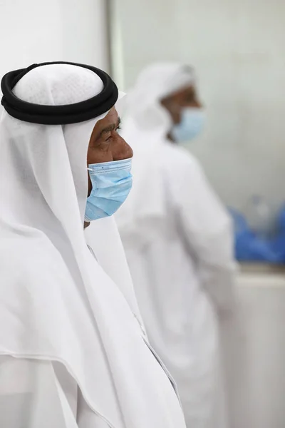 Arabiska Muslim Bär Skyddsmask Coronavirus Pandemi Förenade Arabemiraten — Stockfoto