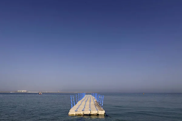 Pontone Plastica Camminare Modo Galleggiante Nel Mare Spiaggia Hamra Sul — Foto Stock