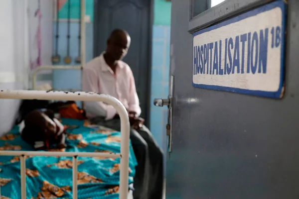 Hôpital Africain Service Pédiatrique Père Fils Dans Chambre Bénin — Photo