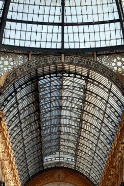 Galleria Vittorio Emanuele II. Aktif bir alışveriş galerisi ve Milan 'ın önemli bir simgesi. İtalya. 