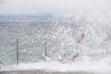 Çocuklar dalgalarla denizde oynuyorlar. Piran. Slovenya. 