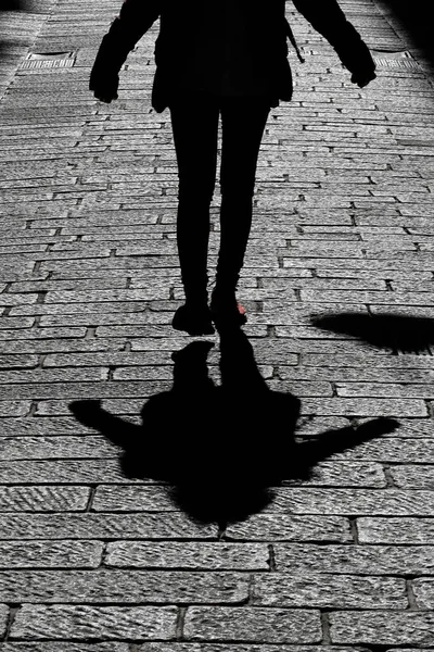 Женщина Уходит Проецируя Длинную Тень Генуя Италия — стоковое фото