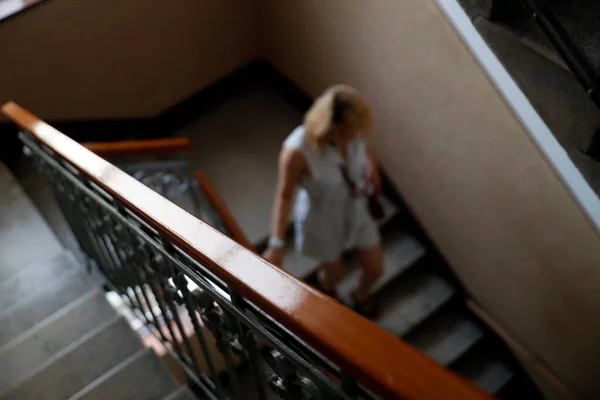 Frau Hause Die Treppe Hinunter Italien — Stockfoto