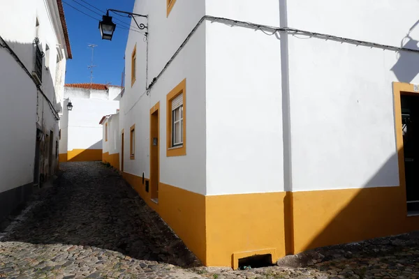 Calle Piedra Por Típicas Casas Blancas Amarillas Evora Portugal —  Fotos de Stock