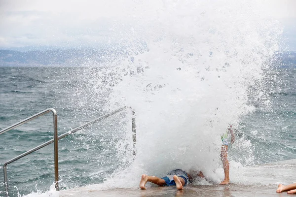 孩子们在海里玩海浪拍击游戏 皮兰斯洛文尼亚 — 图库照片