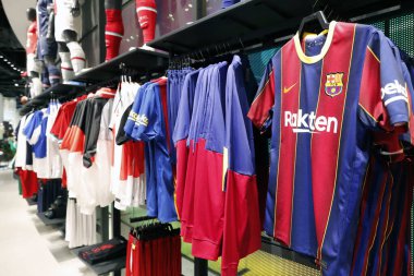 Dubai Alışveriş Merkezi, dünyanın en büyük alışveriş merkezi. Burç Halife kompleksinin bir parçası olan 1200 dükkânı var. Nike spor giyim mağazası. Futbol tişörtleri. Dubai 'de. Birleşik Arap Emirlikleri.