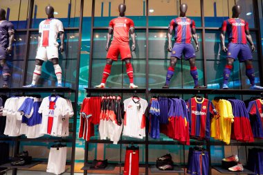 Dubai Alışveriş Merkezi, dünyanın en büyük alışveriş merkezi. Burç Halife kompleksinin bir parçası olan 1200 dükkânı var. Nike spor giyim mağazası. Futbol tişörtleri. Dubai 'de. Birleşik Arap Emirlikleri.