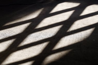 Yerdeki pencerenin gölgesi. Dubai 'de. Birleşik Arap Emirlikleri.