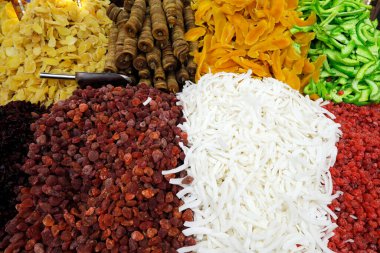 Arap fındığı, tohum ve kurutulmuş meyve Deira 'daki bir baharat çarşısında sergileniyor. Dubai 'de. Birleşik Arap Emirlikleri.