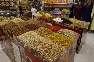 Arap fındığı, tohum ve kurutulmuş meyve Deira 'daki bir baharat çarşısında sergileniyor. Dubai 'de. Birleşik Arap Emirlikleri.