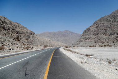 Jebel Jais Dağı 'ndaki Desert Yolu. Birleşik Arap Emirlikleri.