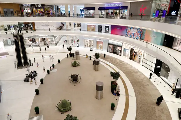 ドバイ モールは ブルジュ ハリファ複合施設の一部である1200店舗を有する世界最大のショッピングモールです ドバイ アラブ首長国連邦 — ストック写真