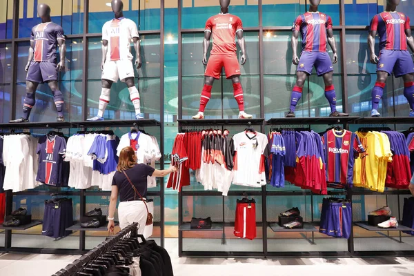Dubai Alışveriş Merkezi, dünyanın en büyük alışveriş merkezi. Burç Halife kompleksinin bir parçası olan 1200 dükkânı var. Nike spor giyim mağazası. Futbol tişörtleri. Dubai 'de. Birleşik Arap Emirlikleri.