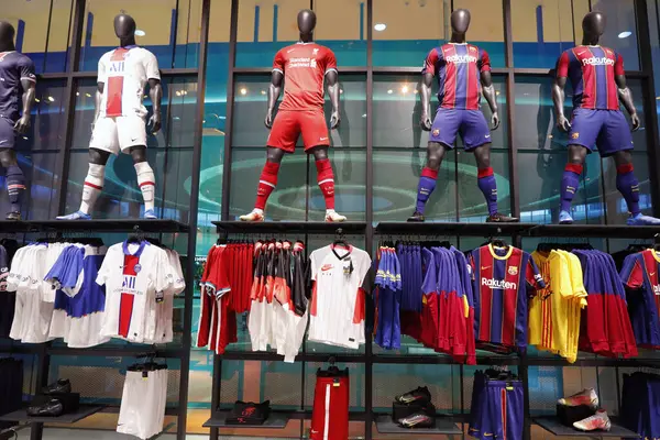 Dubai Alışveriş Merkezi, dünyanın en büyük alışveriş merkezi. Burç Halife kompleksinin bir parçası olan 1200 dükkânı var. Nike spor giyim mağazası. Futbol tişörtleri. Dubai 'de. Birleşik Arap Emirlikleri.