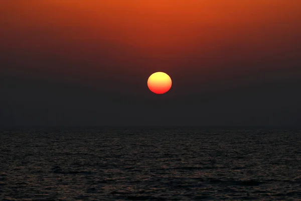 ラアス ハイマのアラビア湾のアル ハムラ ビーチ 海に沈む夕日 アラブ首長国連邦 — ストック写真