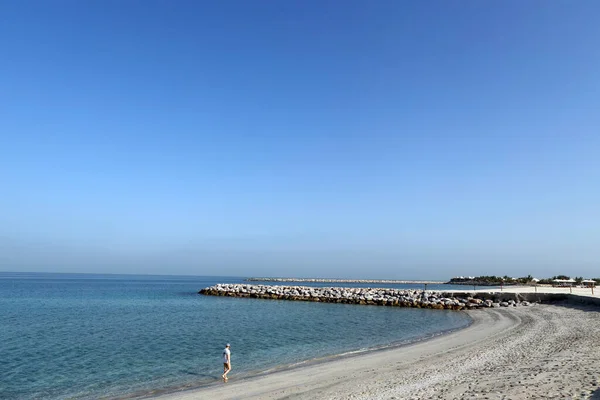 アラビア湾のアル ハムラ ビーチ ビーチで一人で歩いている女性 アラブ首長国連邦 — ストック写真