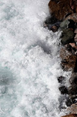 Deniz manzarası: dalgalı suda kayalar. Monterosso al Mare. İtalya. 