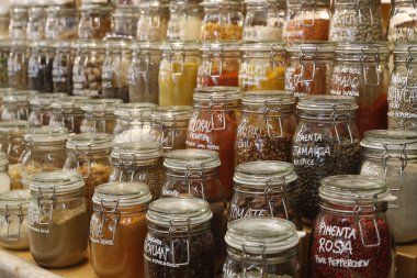 Pazarda satılık bitkiler ve baharatlar. Lizbon. Portekiz. 