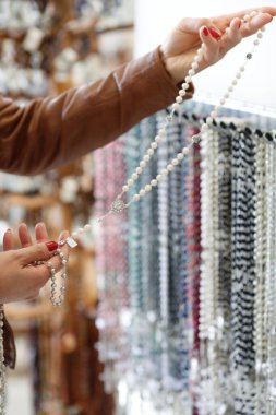 Fatima 'nın mabedi. Tespih boncukları ve dini madalyaları olan bir hediyelik eşya dükkanı. Portekiz. 