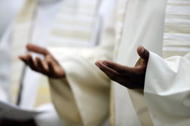 Katolik kilisesinde ayin yapan bir rahip. Hazırda bekle. Aziz Julien en Genevois Kilisesi. Fransa.