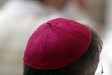 Katolik kilisesi. Bishop kırmızı bir kafatası şapkası takıyor. Fransa.