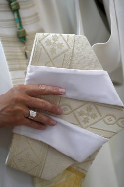 Katolik kilisesi. Bir piskoposun Miter ve piskopos halkası. Fransa.