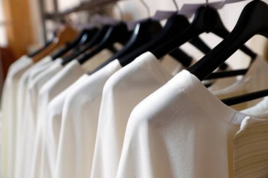 Katolik kilisesi. Kilit altındaki beyaz zincirler. Fransa.